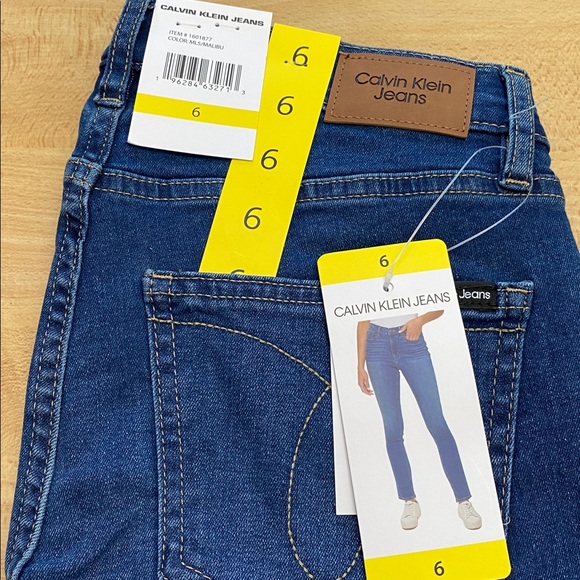 Calvin Klein NWT Women’s high rise skinny straight leg jeans - Picture 3 of 3